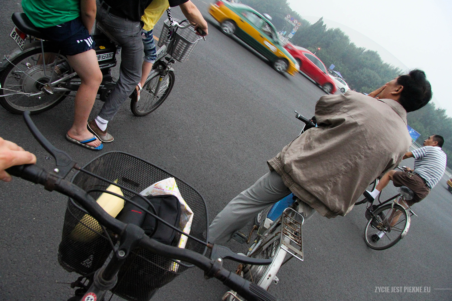 Sposób na pekińskie łamigówki - rower. Pożyczony od poznanego w hostelu Kanadyjczyka